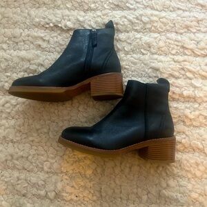Clarks Black Leather Ankle Boots US size 8 - worn once.
